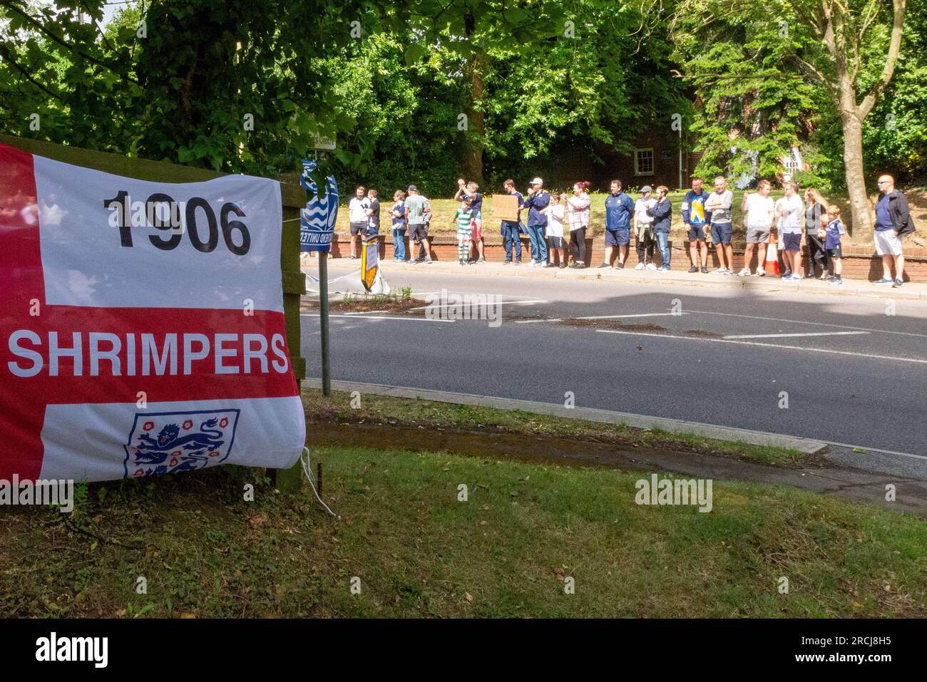 Benfleet, Southend on Sea, Essex, Regno Unito. 15 luglio 2023. Una protesta si sta svolgendo fuori dalla casa di Ron Martin, proprietario del Southend United, club della National League. I tifosi lo incolpano per non aver investito nel club, per le ripetute retrocessioni, per il ritardo nella vendita del club e temono che una prossima petizione di liquidazione dell'HMRC possa rimanere non pagata e rischiare la sopravvivenza del club. Alcuni giocatori, salari del personale e bollette di servizio non sono stati pagati per un po' di tempo, con i sostenitori che hanno istituito un fondo di difficoltà per aiutare. I giocatori non si allenano e le partite di pre-stagione sono state annullate. Foto Stock