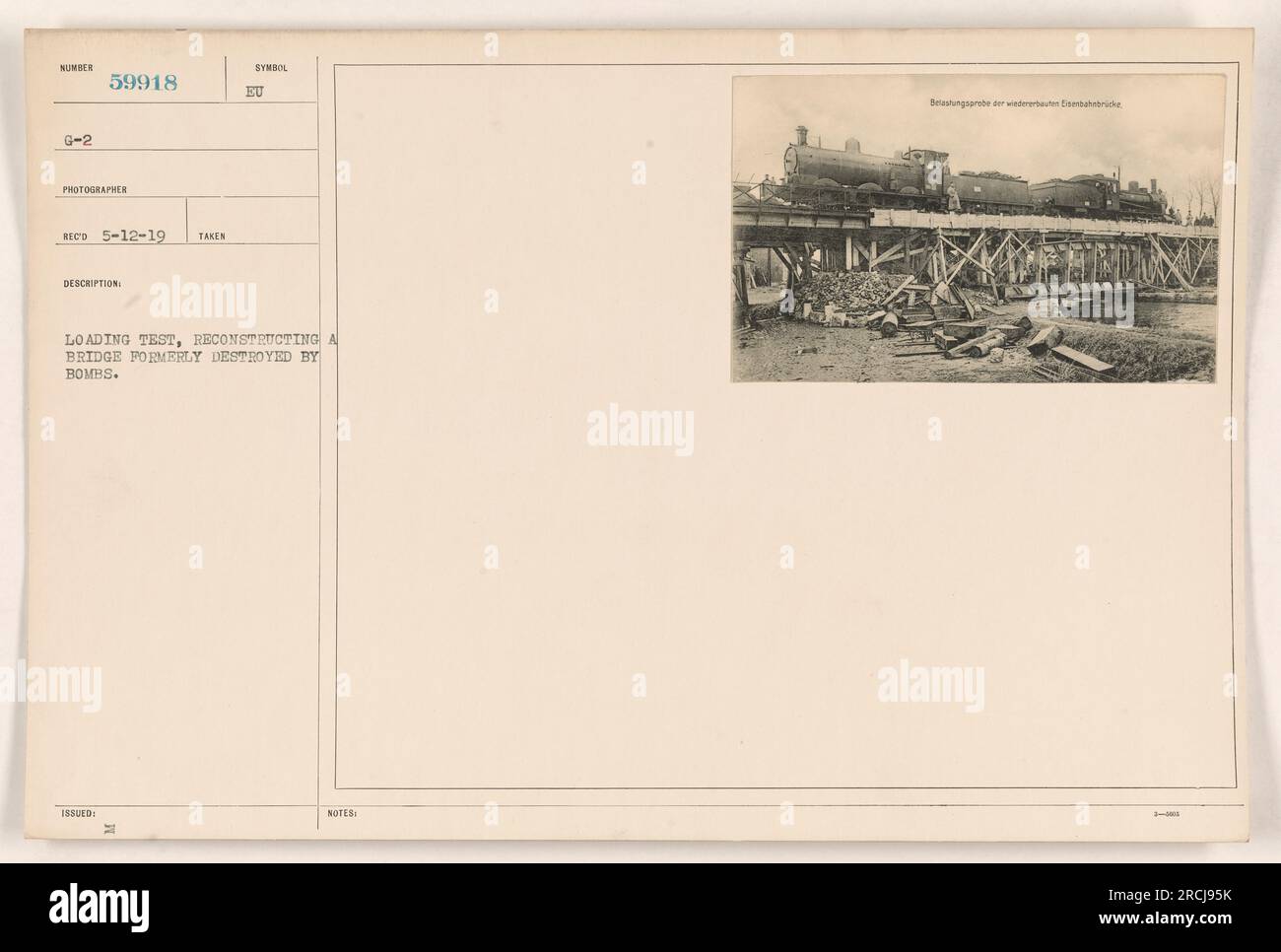 Caricare testare e condurre lavori di ricostruzione su un ponte che era stato precedentemente distrutto dalle bombe. Questa fotografia è stata scattata il 12 maggio 1919 e rilasciata con il simbolo BU. L'immagine mostra il processo di prova della capacità portante del ponte ferroviario ricostruito. Foto Stock