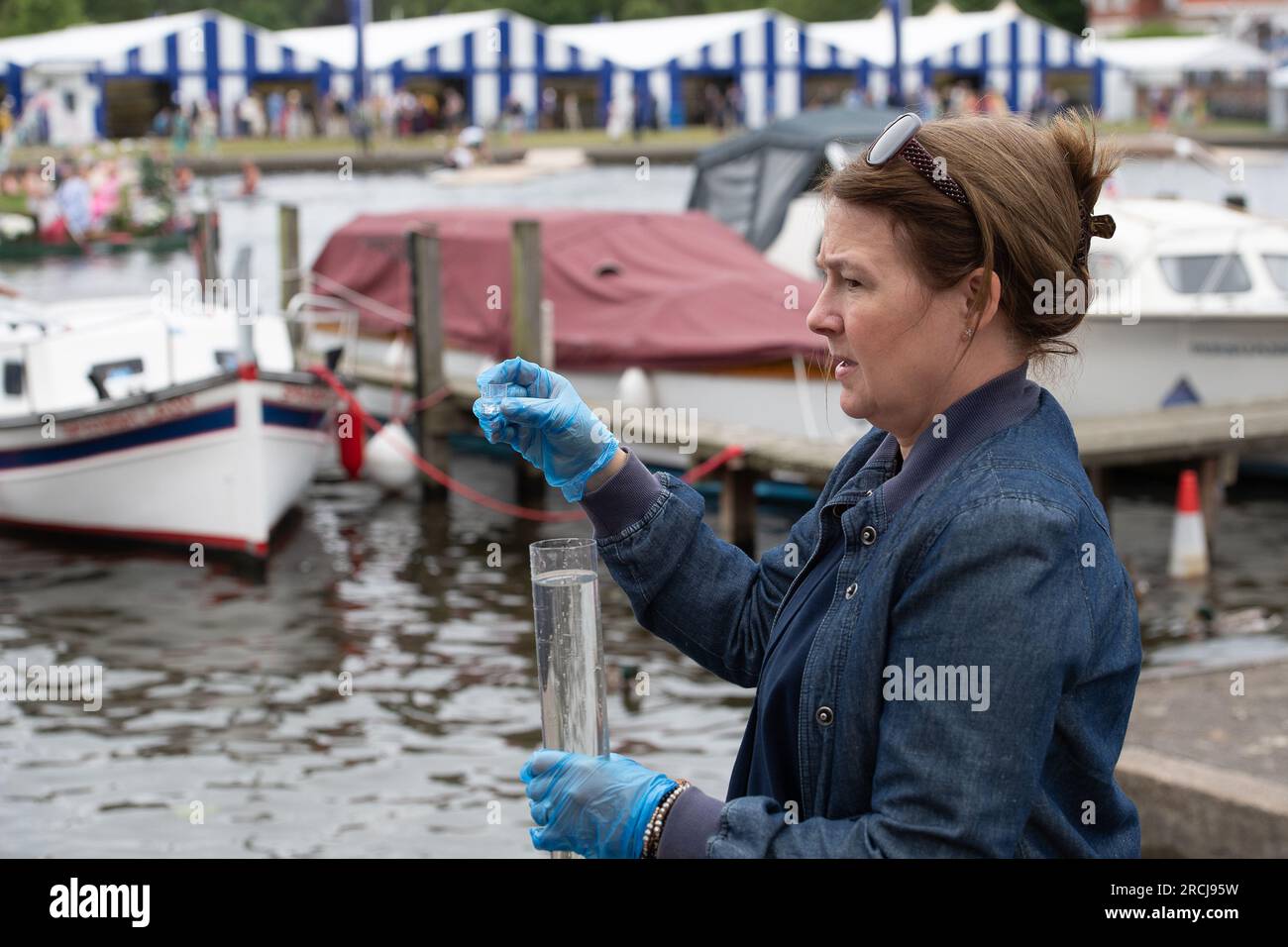 Henley-on-Thames, Oxfordshire, Regno Unito. 27 giugno 2023. I cittadini scienziati Dave e Jacqui Wallace, che lavorano per conto dell'Henley River Action Group, oggi stavano facendo dei test sui livelli di inquinamento idrico nel Tamigi a Henley il primo giorno della settimana della regata reale di Henley. I risultati dei test di oggi hanno rilevato sia alti livelli di fosfati che di nitrati, il che significa che il Tamigi era arricchito di nutrienti e in condizioni molto povere. Quello che sembrava un fatberg galleggiava anche nel Tamigi. Environmental Charity River Action ha detto che i livelli di batteri e coli e enterococchi intestinali hanno raggiunto un picco di 20t Foto Stock