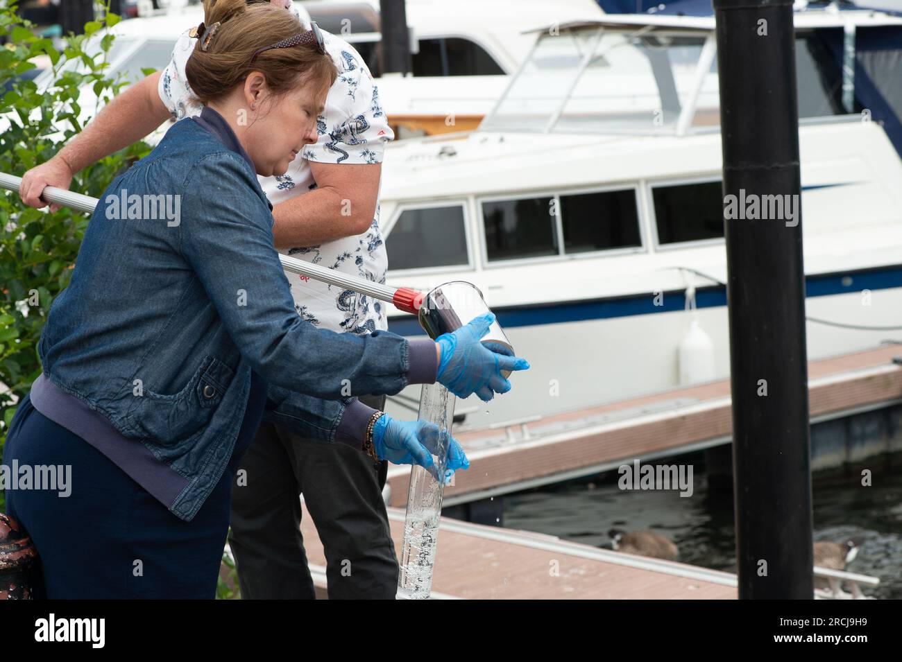 Henley-on-Thames, Oxfordshire, Regno Unito. 27 giugno 2023. I cittadini scienziati Dave e Jacqui Wallace, che lavorano per conto dell'Henley River Action Group, oggi stavano facendo dei test sui livelli di inquinamento idrico nel Tamigi a Henley il primo giorno della settimana della regata reale di Henley. I risultati dei test di oggi hanno rilevato sia alti livelli di fosfati che di nitrati, il che significa che il Tamigi era arricchito di nutrienti e in condizioni molto povere. Quello che sembrava un fatberg galleggiava anche nel Tamigi. Environmental Charity River Action ha detto che i livelli di batteri e coli e enterococchi intestinali hanno raggiunto un picco di 20t Foto Stock