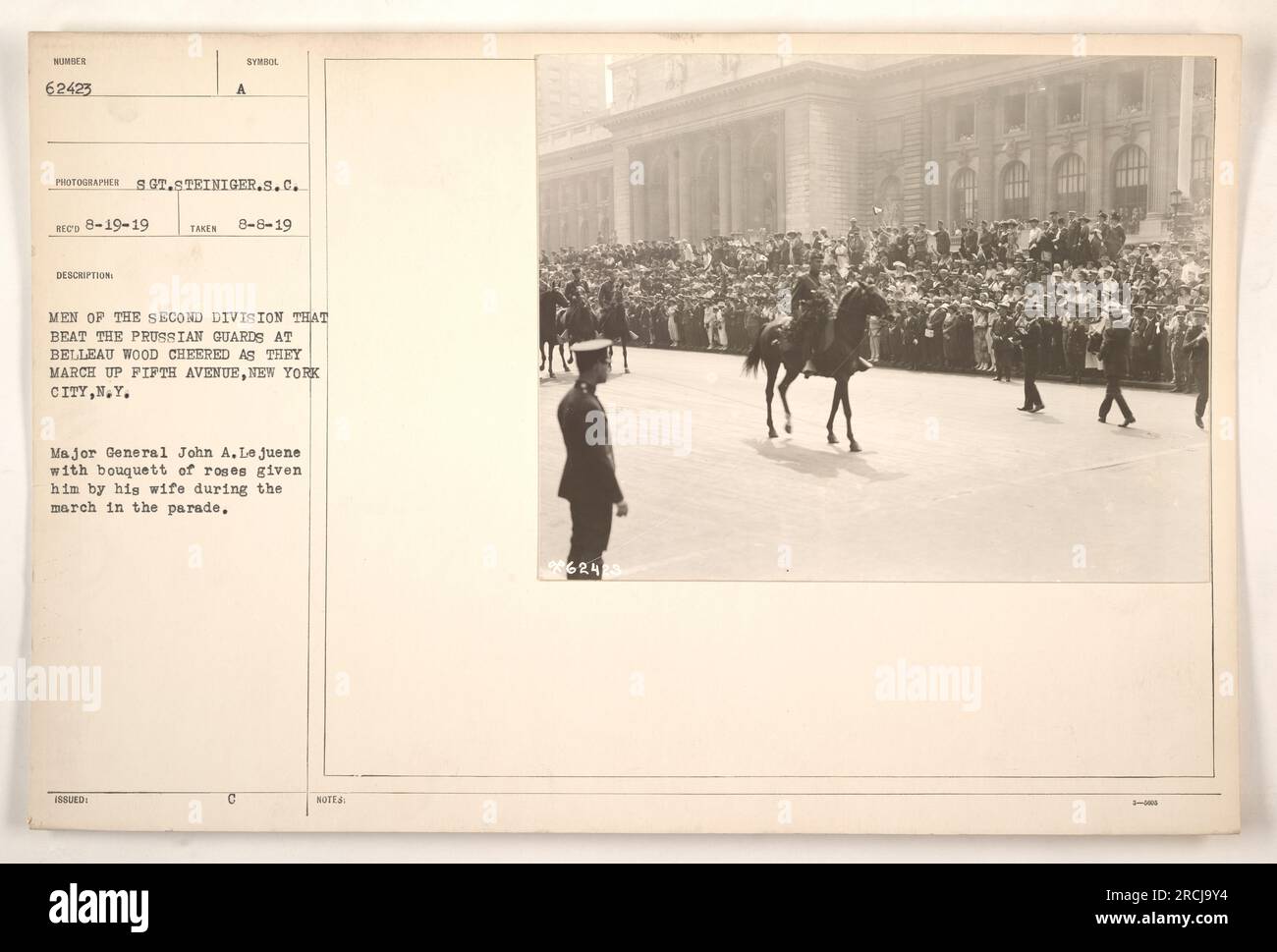 Gli uomini della seconda Divisione, che ottennero la vittoria sulle guardie prussiane a Belleau Wood, esultarono mentre marciavano sulla Fifth Avenue a New York. Il maggiore generale John A. Lejuene viene visto portare un mazzo di rose donategli dalla moglie durante la parata. Questa foto è stata scattata il 19 agosto 1919 dal sergente Steiniger. Foto Stock