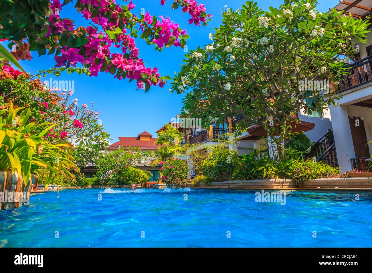 Foto di un paesaggio tropicale piscina fotografata in un hotel sull'isola di Phuket in Thailandia senza persone fotografate nel novembre 2013 Foto Stock
