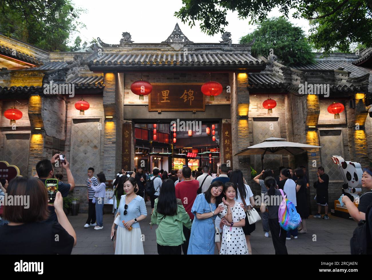 Chengdu, 14 luglio. 8 agosto 2023. I turisti visitano la strada del folklore Jinli a Chengdu, nella provincia del Sichuan della Cina sud-occidentale, il 14 luglio 2023. I 31° FISU Summer World University Games si svolgeranno a Chengdu dal 28 luglio all'8 agosto 2023. Crediti: Liu Kun/Xinhua/Alamy Live News Foto Stock