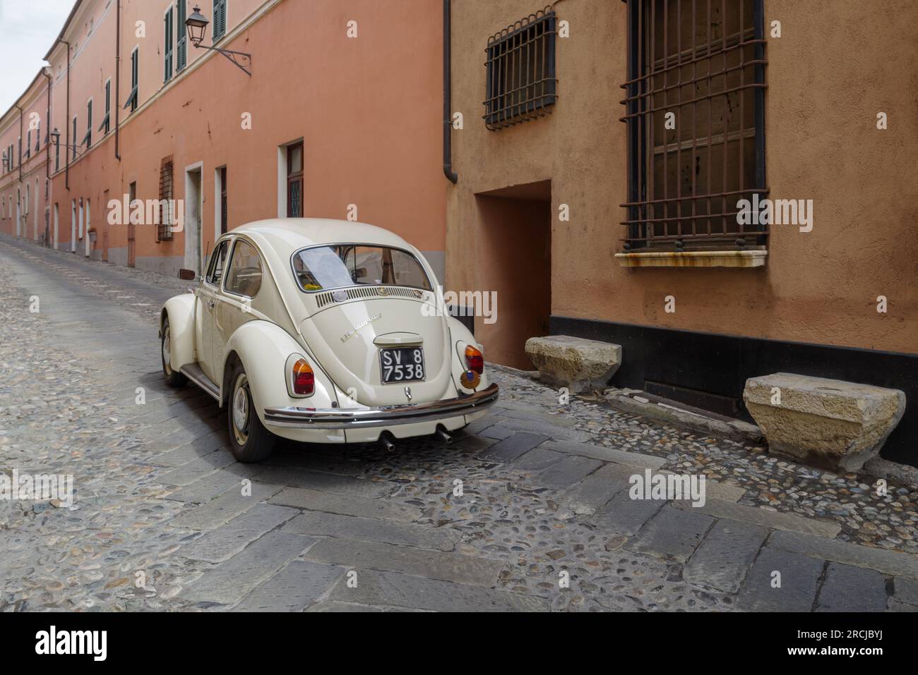 Volkswagen Beetle, auto d'epoca, viaggia su strada durante il raid di auto d'epoca Foto Stock