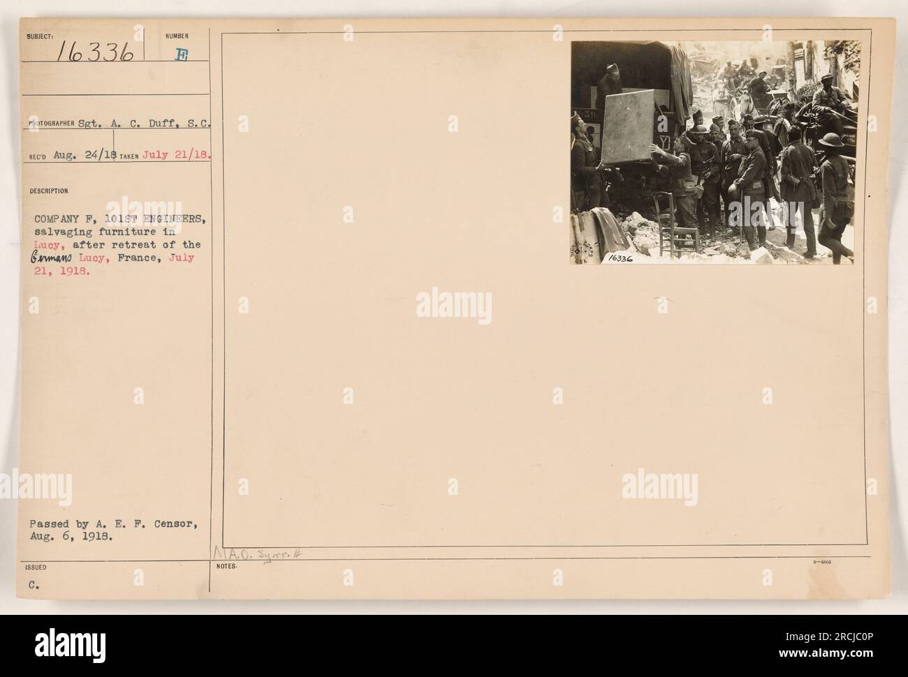 Soldati della compagnia F, 101st Engineers, recuperano mobili a Lucy, in Francia dopo la ritirata dei tedeschi. La foto è stata scattata il 21 luglio 1918 da Sgt. A.C. Duff e ricevuto il 24 agosto 1918. E' stato passato dall'A.E.P. Censor il 6 agosto 1918. E note: 16336 Y 1. Foto Stock
