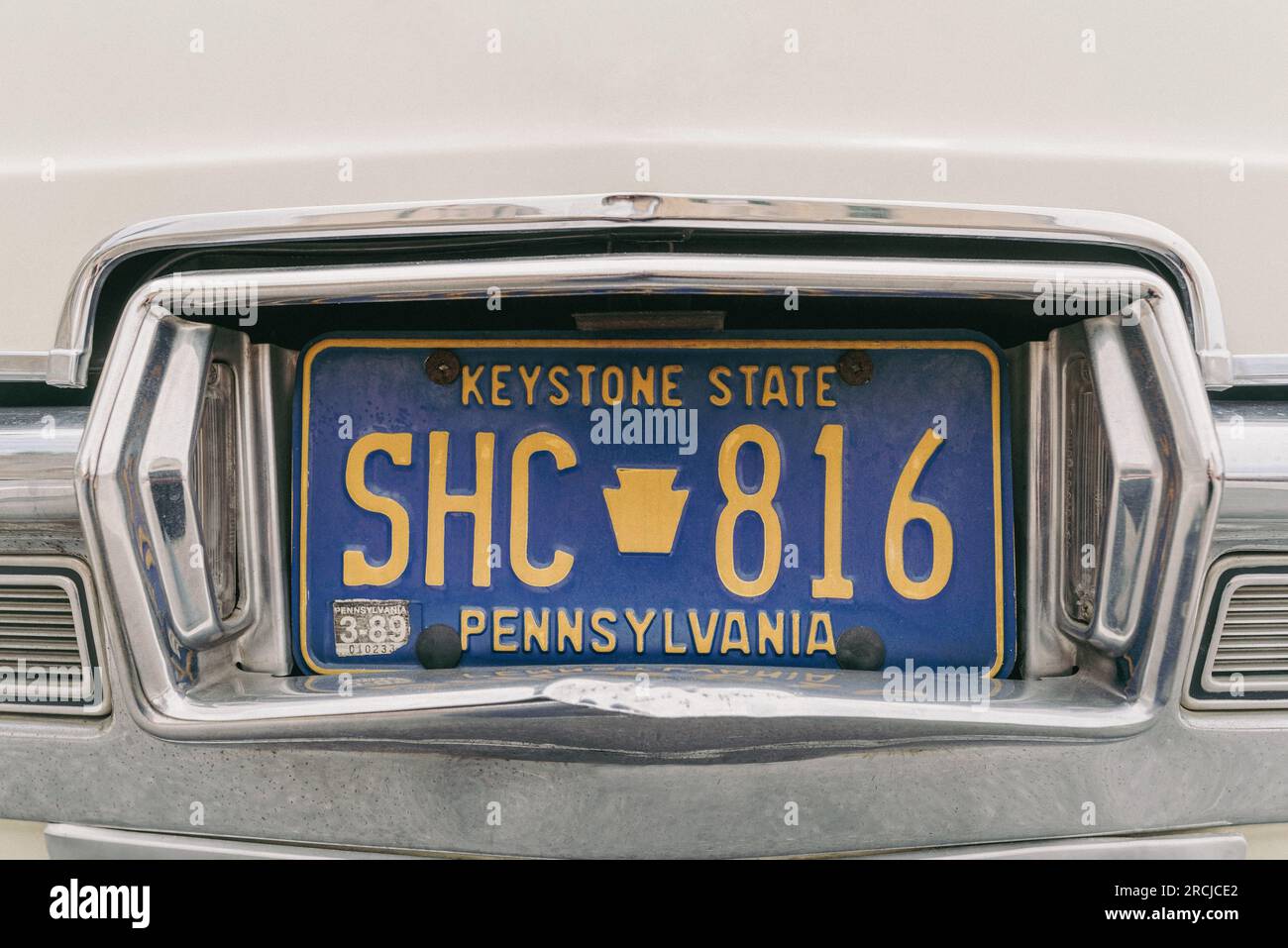 Primo piano della targa della Pennsylvania sull'auto d'epoca Cadillac parcheggiata in una strada durante un raid di auto d'epoca Foto Stock