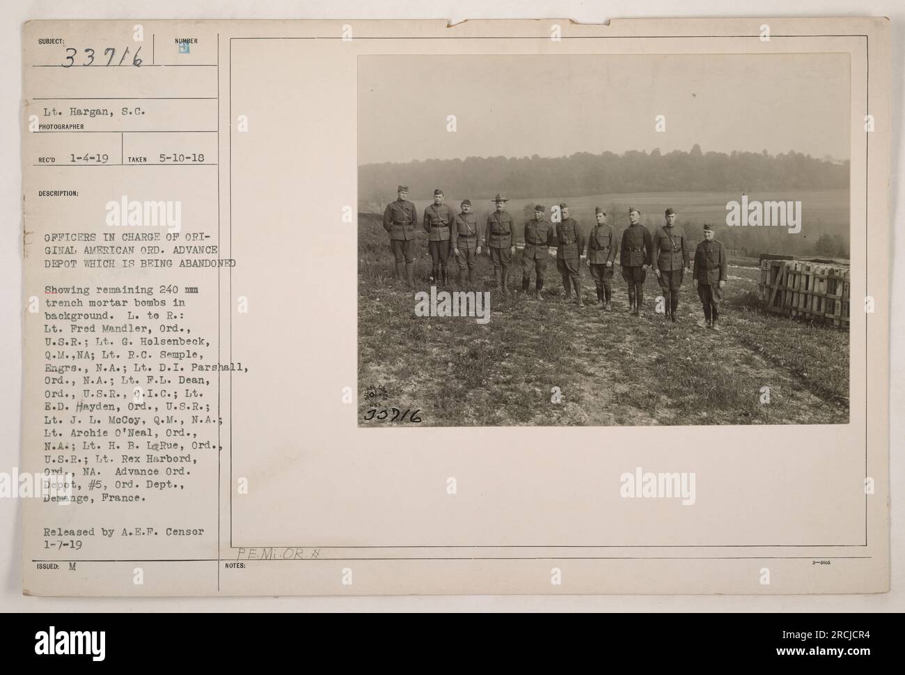 Ufficiali responsabili dell'originale American Ord. Advance Depot in Francia. Tenente F.L. Dean è l'ufficiale in carica, con altri ufficiali tra cui il tenente Fred Mandler, il tenente G. Holsenbeck, il tenente R.C. Semple, tenente D.I. Parshall, tenente B.D. Hayden, il tenente J. L. McCoy, il tenente Archie o'Neal, il tenente H. B. LaRue e il tenente Rex Harbord. Il deposito è stato abbandonato e ci sono rimaste bombe da mortaio da trincea da 240 mm sullo sfondo. Fotografia scattata il 5-10-10. Immagine rilasciata da A.E.F. Censura su 1-7-19. Foto Stock