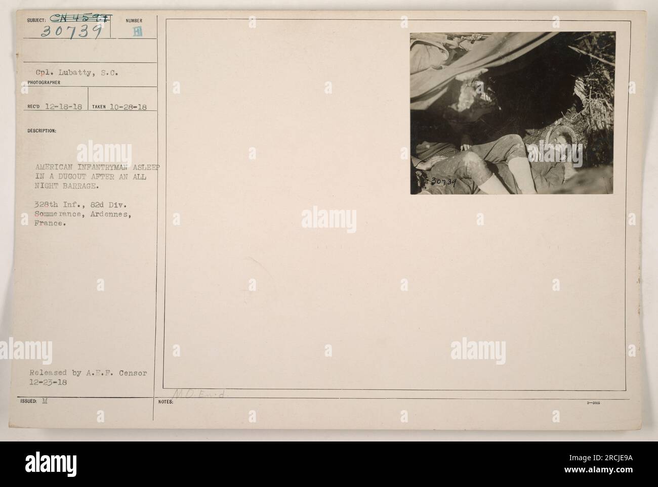 Il fante americano si è riposato mentre dorme in un dugout dopo una raffica di tutta la notte durante la prima guerra mondiale. Questa fotografia, scattata dal comandante Lubatty il 28 ottobre 1918, mostra la stanchezza e l'esaurimento dei soldati in prima linea. Foto Stock