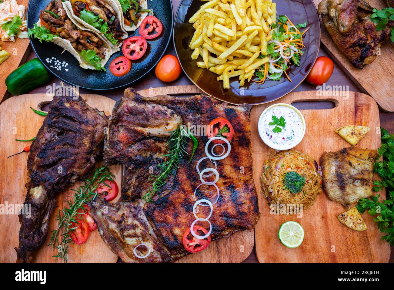 La cucina keniota include ugali, chapati, githeri, capra, Nyama Choma, stufati, samosa e sukuma wiki. L’Ugali è una farina di mais, simile a quella del granturco americano, Foto Stock