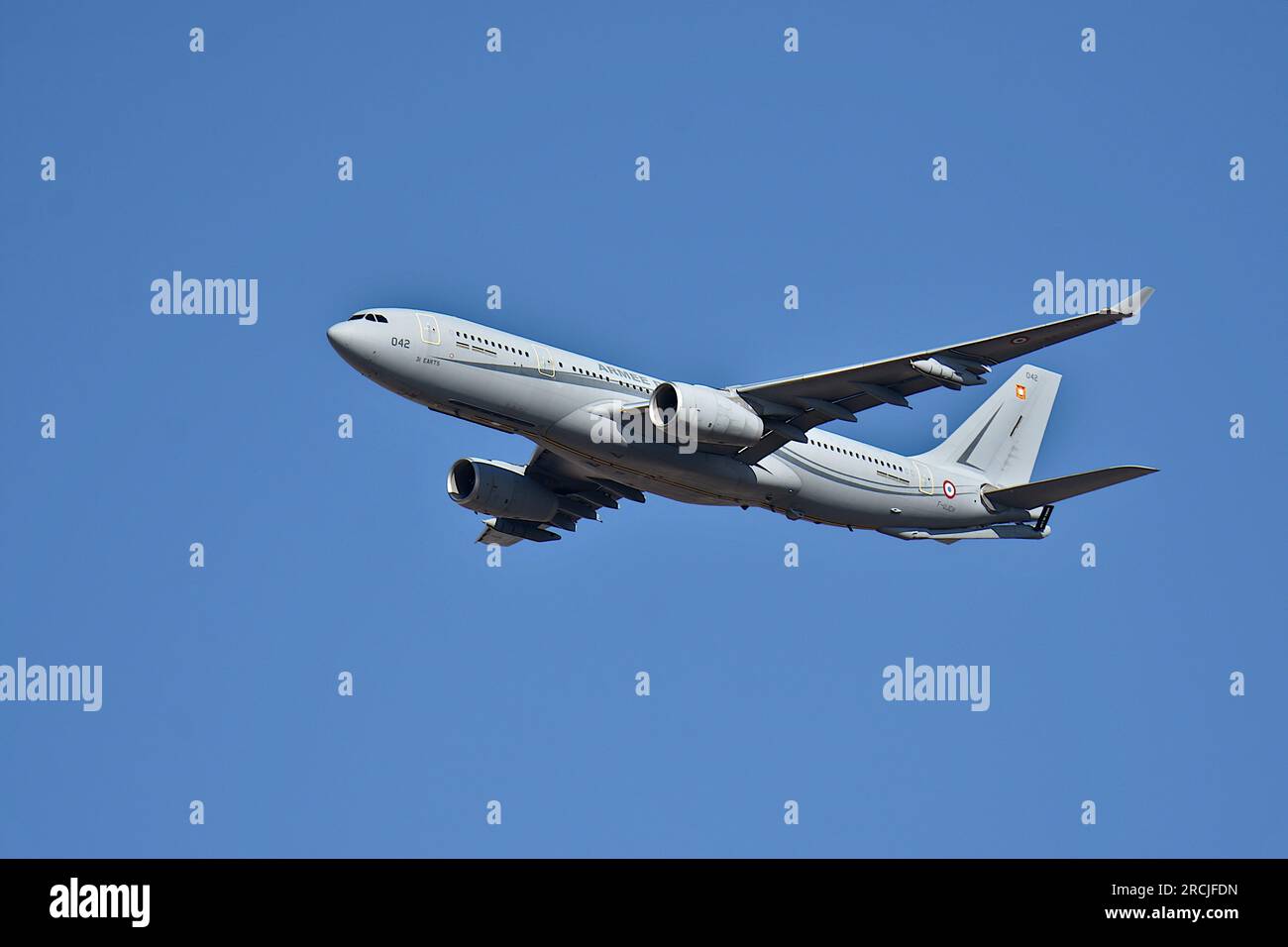 Marsiglia, Francia. 14 luglio 2023. Un Airbus A330 MRTT dell'esercito francese vola sul Porto Vecchio di Marsiglia in occasione della cerimonia militare della giornata Nazionale. Parata aerea militare sul Porto Vecchio di Marsiglia in occasione della cerimonia militare della giornata Nazionale. (Foto di Gerard bottino/SOPA Images/Sipa USA) credito: SIPA USA/Alamy Live News Foto Stock