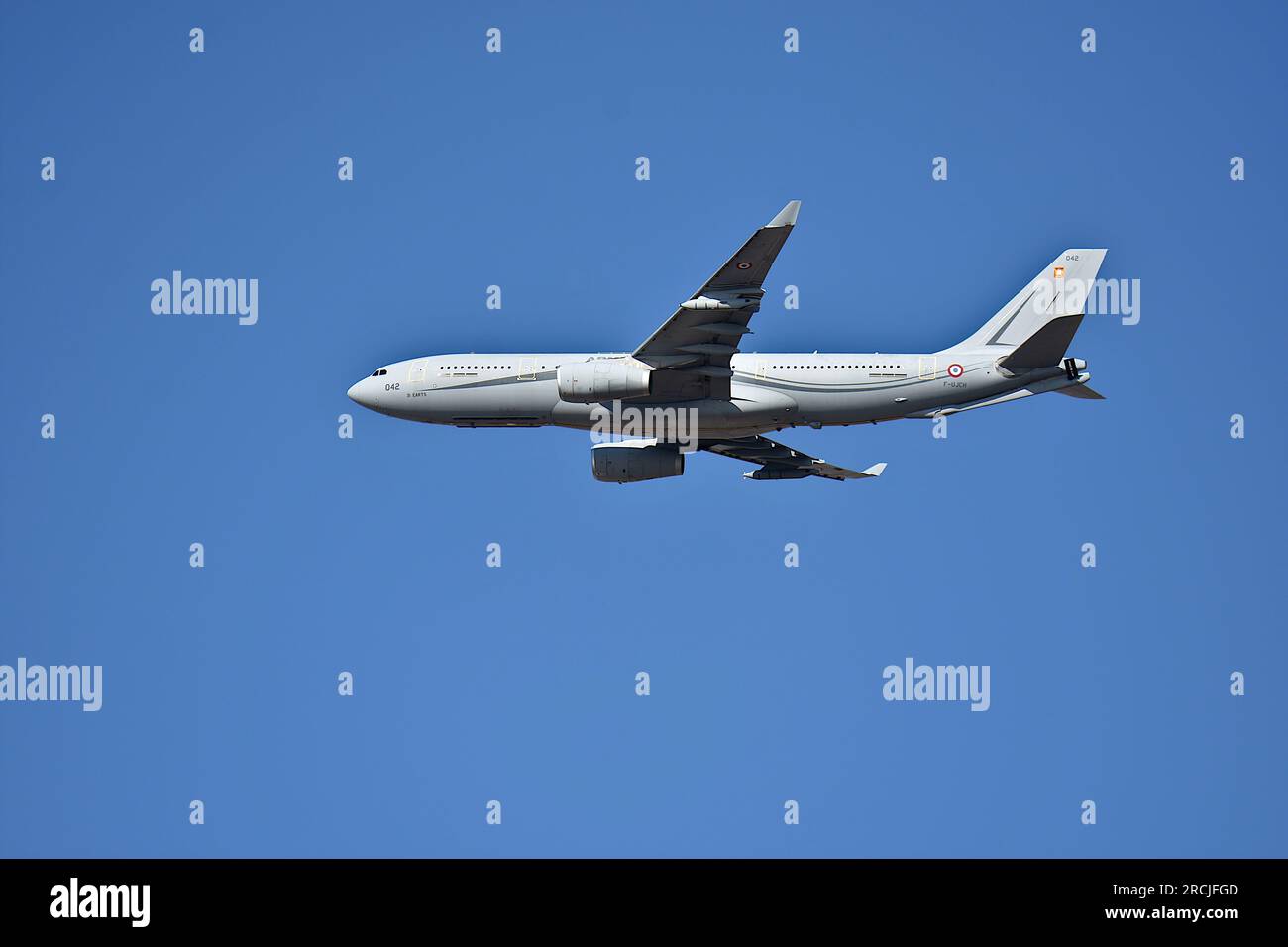 Marsiglia, Francia. 14 luglio 2023. Un Airbus A330 MRTT dell'esercito francese vola sul Porto Vecchio di Marsiglia in occasione della cerimonia militare della giornata Nazionale. Parata aerea militare sul Porto Vecchio di Marsiglia in occasione della cerimonia militare della giornata Nazionale. (Foto di Gerard bottino/SOPA Images/Sipa USA) credito: SIPA USA/Alamy Live News Foto Stock