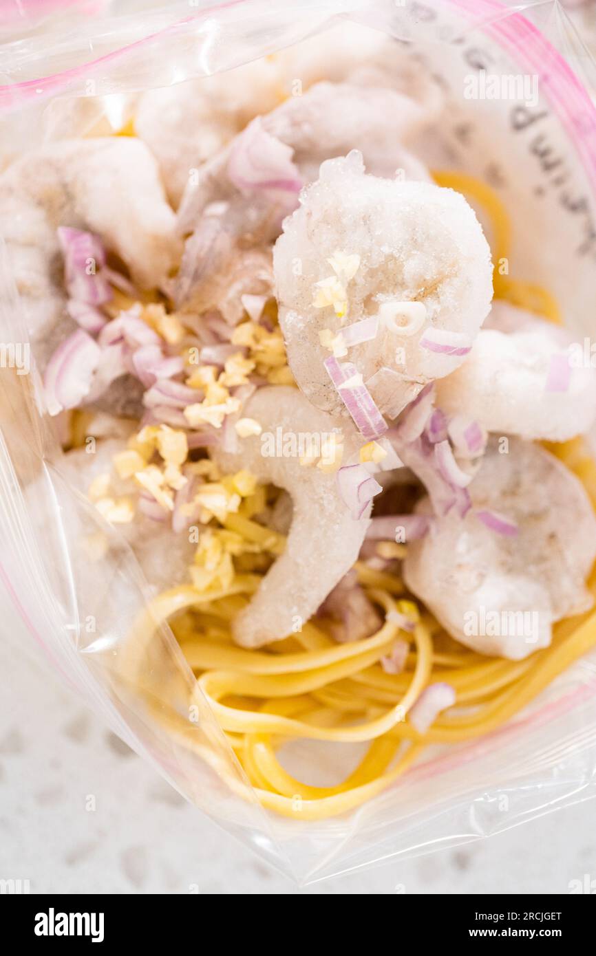 Preparazione di pasti di scampi di gamberetti congelati Foto Stock