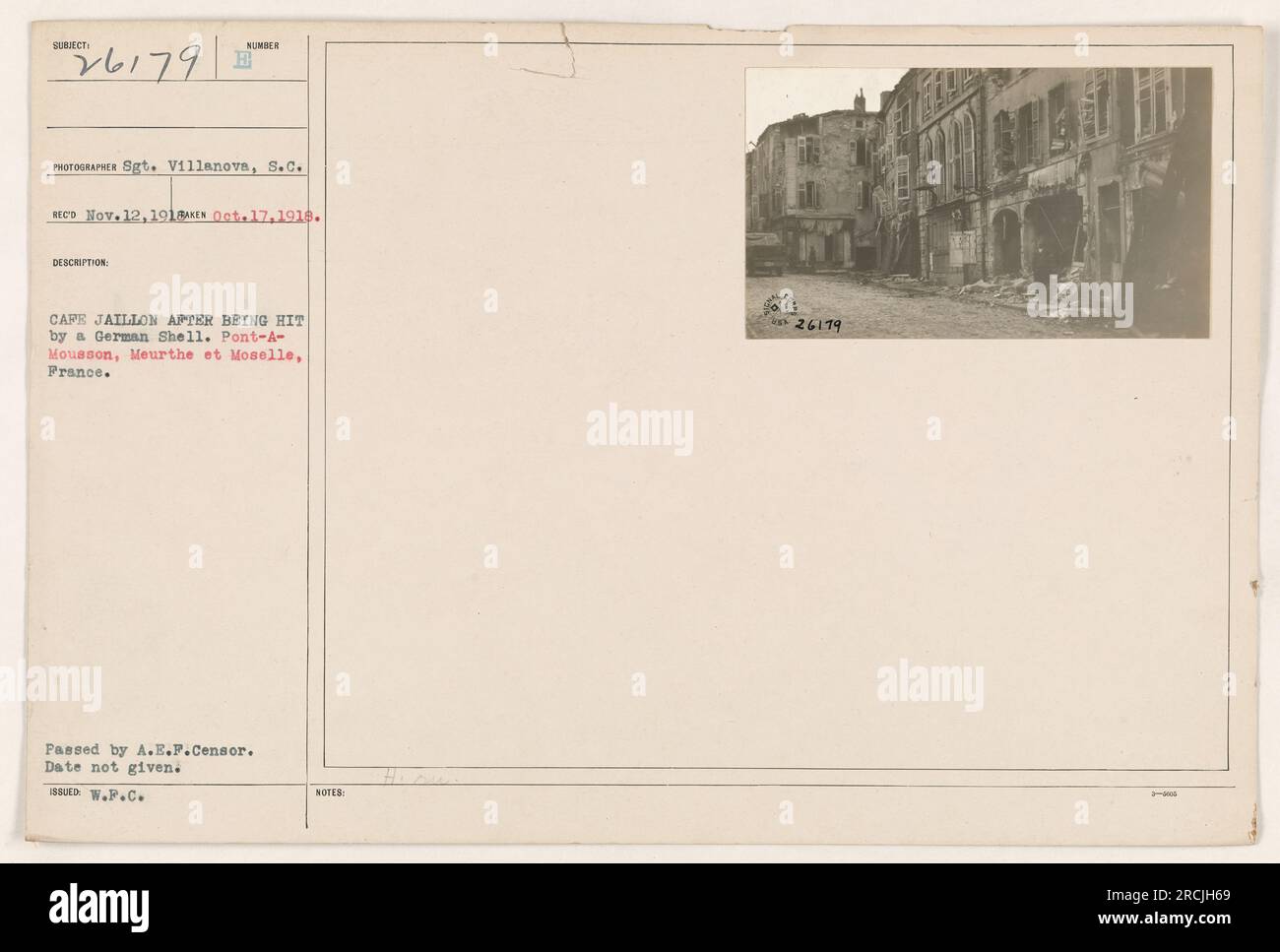 Cafe Jaillon dopo essere stato colpito da un guscio tedesco a Pont-A-Mousson, Meurthe et Moselle, Francia durante la prima guerra mondiale La foto è stata scattata dal sergente Villanova il 17 ottobre 1918 e ricevuta il 12 novembre 1918. È stato approvato dalla A.E.F Censor, ma la data esatta di emissione è sconosciuta. Foto Stock