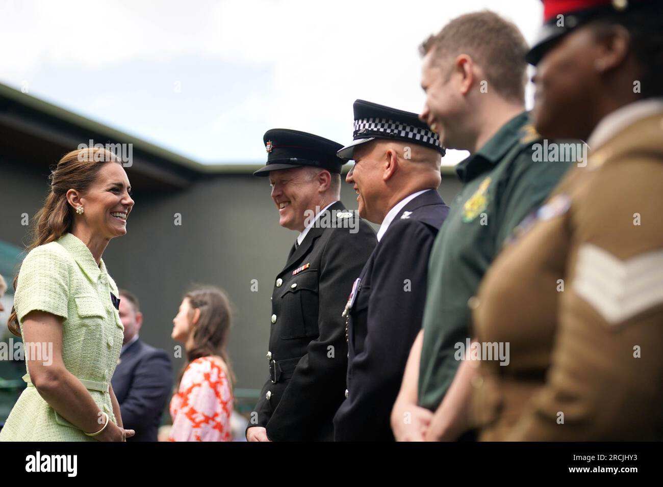 La principessa del Galles parla con (da sinistra a destra) Jonathan Holt Comandante della stazione ufficiale di stato maggiore del vice Commissario London Fire Brigade, Adam Taylor della Metropolitan Police, Jack Wakelin London Ambulance Service Clinical Team Manager, London Ambulance Service e Sgt Loreen Vimbainashe Siaga 101 Operational Sustainment Brigade (Aldershot) British Army il giorno tredicesimo dei Campionati di Wimbledon 2023 presso l'All England Lawn Tennis and Croquet Club di Wimbledon. Data foto: Sabato 15 luglio 2023. Foto Stock