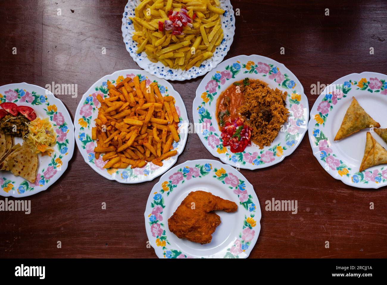 La cucina keniota include ugali, chapati, githeri, capra, Nyama Choma, stufati, samosa e sukuma wiki. L’Ugali è una farina di mais, simile a quella del granturco americano, Foto Stock
