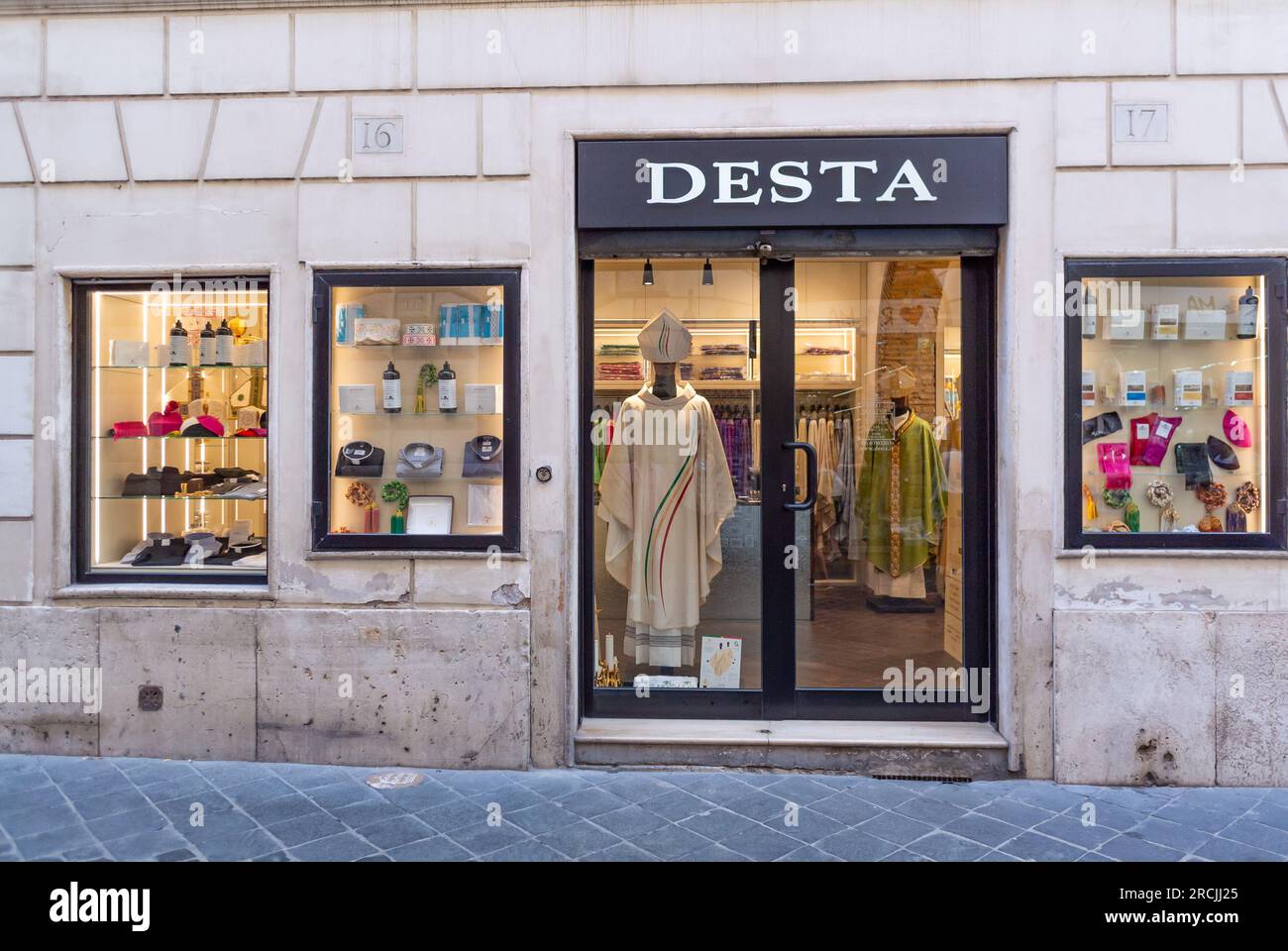 roma, lazio, italia, il negozio DESTA che vende arredi sacri e tessuti religiosi a Roma. Foto Stock
