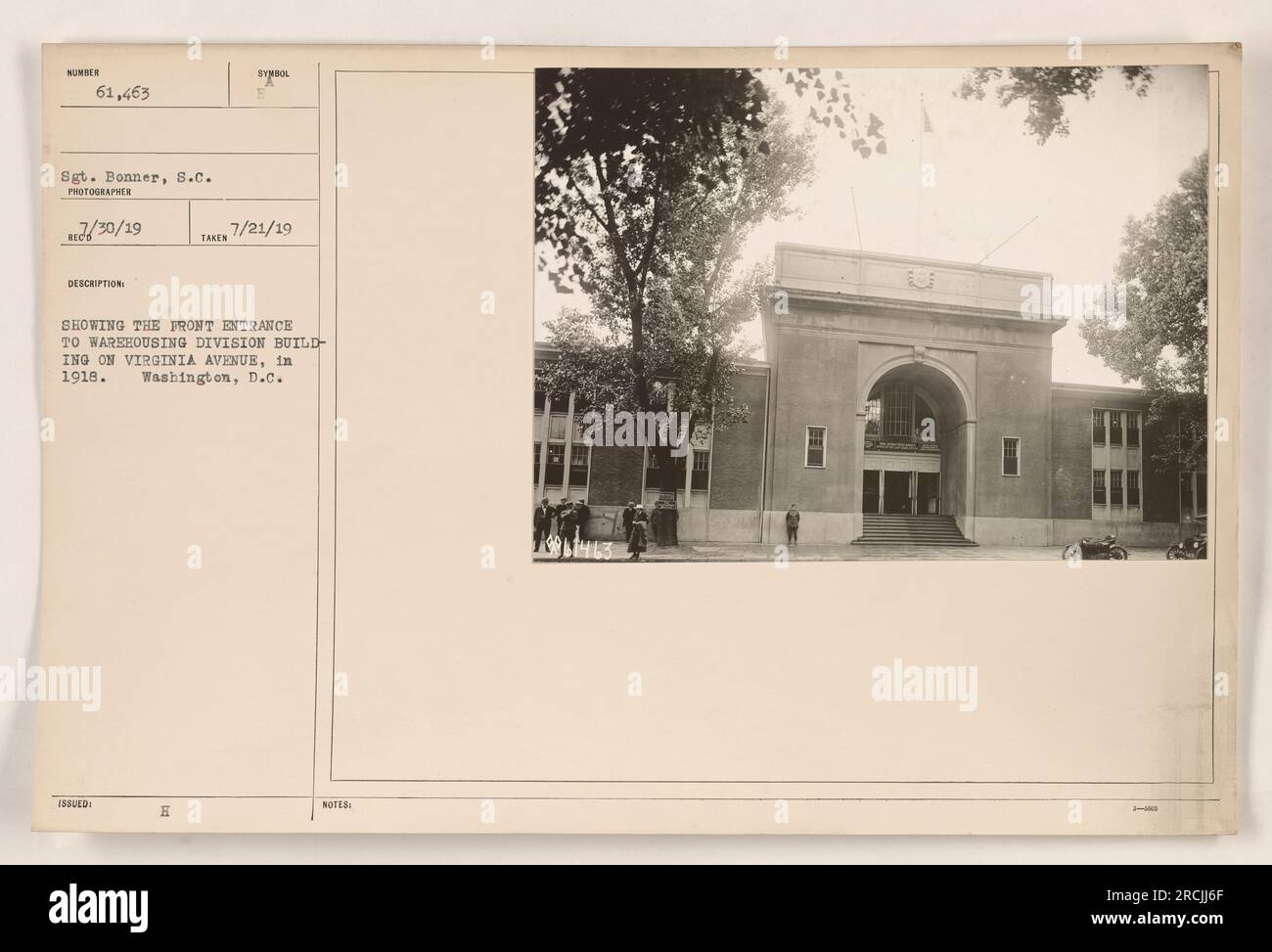"Didascalia fattuale: Ingresso anteriore all'edificio della Warehousing Division in Virginia Avenue a Washington, D.C. nel 1918. Fotografia scattata il 21 luglio 1919 da Sgt. Bonner, S.C. Numero 61.463. La fotografia è tratta dalla serie che documenta le attività militari americane durante la prima guerra mondiale." Foto Stock