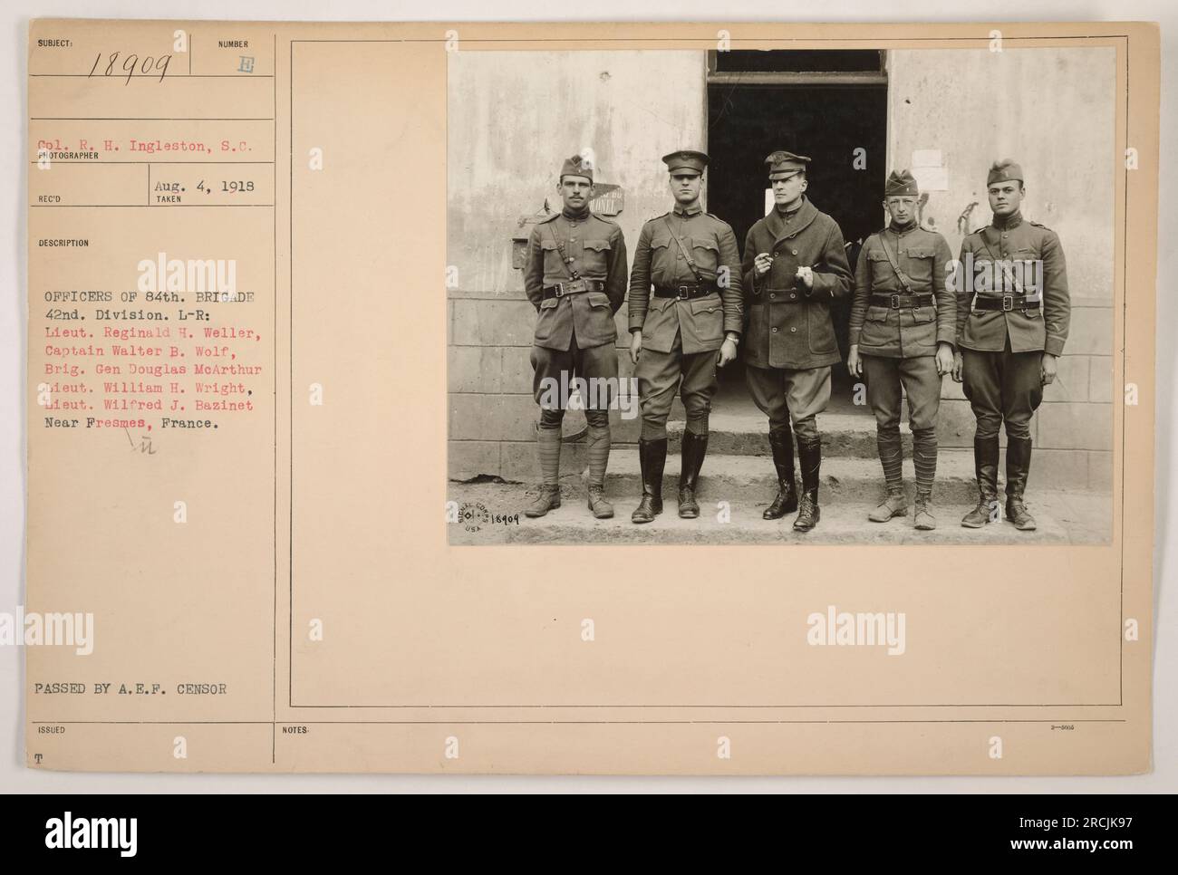 Foto di gruppo di ufficiali militari della 84th Brigade della 42nd Division durante la prima guerra mondiale. Gli individui raffigurati sono identificati come Cpl. R.H. Ingleston, Lieut. Reginald H. Weller, capitano Walter B. Wolf, Brig. Gen Douglas McArthur, Lieut. William H. Wright e Lieut. Wilfred J. Bazinet. La foto è stata scattata vicino a Fresmes, in Francia. È stato approvato dalla A.E.F. censor il 4 agosto 1918. Foto Stock