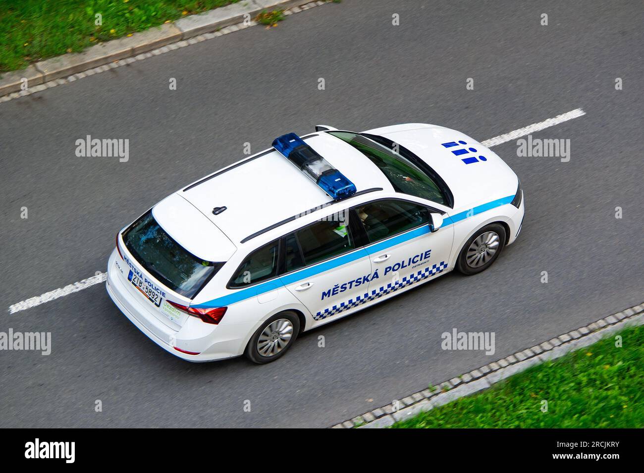 OSTRAVA, REPUBBLICA CECA - 16 SETTEMBRE 2022: Auto bianca Skoda Octavia Combi della polizia cittadina di Mestska Policie che guida con effetto motion blur Foto Stock