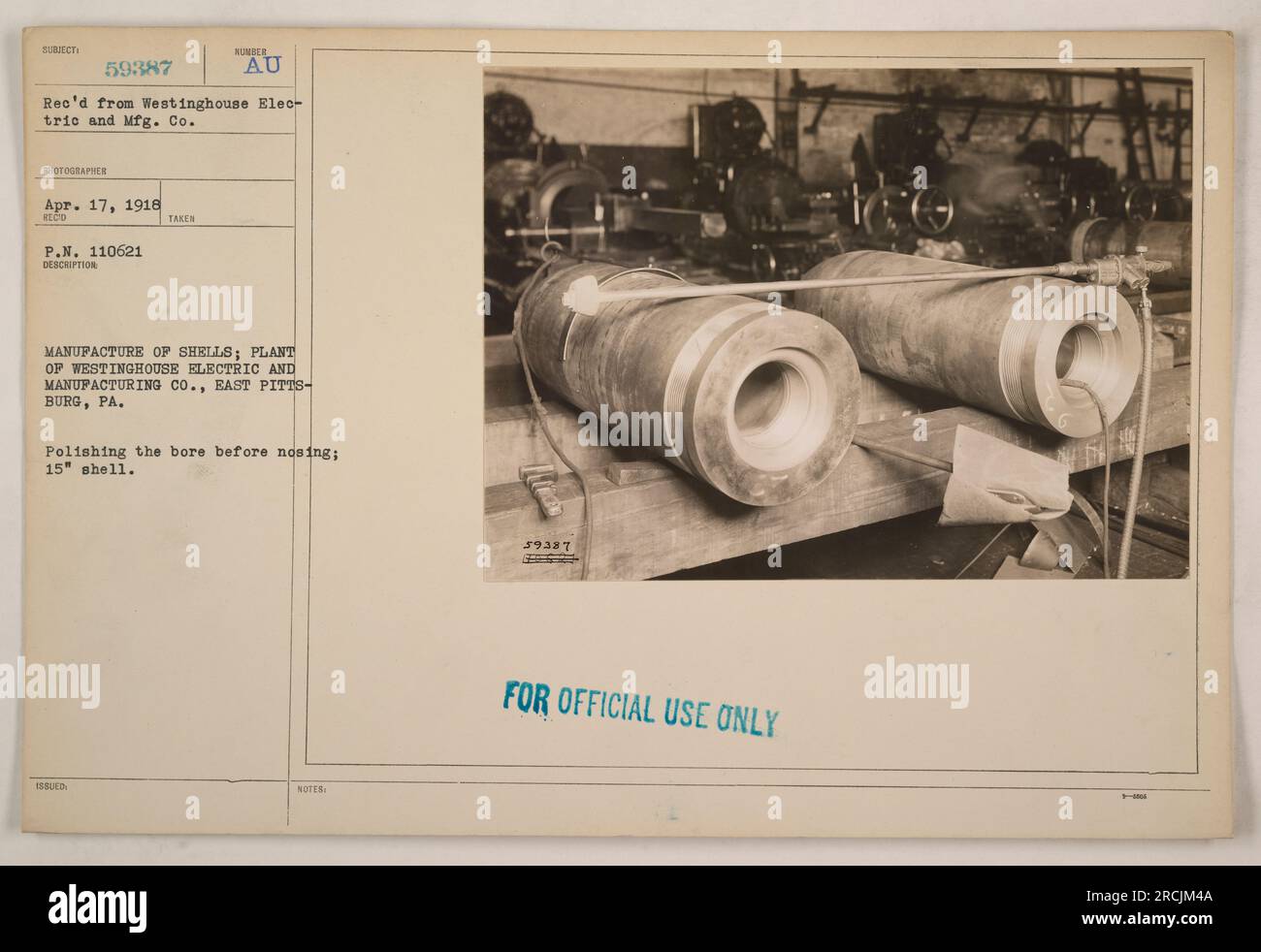 I lavoratori della Westinghouse Electric and Manufacturing Company di East Pittsburg, Pennsylvania, sono visti lucidare il foro di un guscio da 15' in preparazione del becco. Questa foto è stata scattata durante la prima guerra mondiale come parte della documentazione delle attività militari americane. Foto Stock