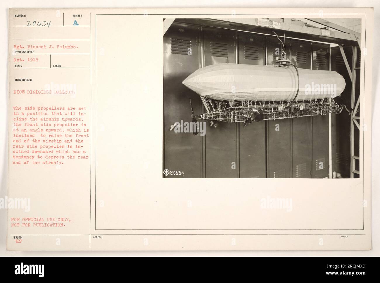Il sergente Vincent J. Palumbo siede all'interno di una mongolfiera dirigibile dotata di eliche multiple. Le eliche laterali sono posizionate per far salire il dirigibile, mentre l'elica anteriore è inclinata verso l'alto per sollevare l'estremità anteriore e l'elica posteriore è inclinata verso il basso per abbassare l'estremità posteriore Fotografia scattata nell'ottobre 1918. (111-SC-20634) Foto Stock