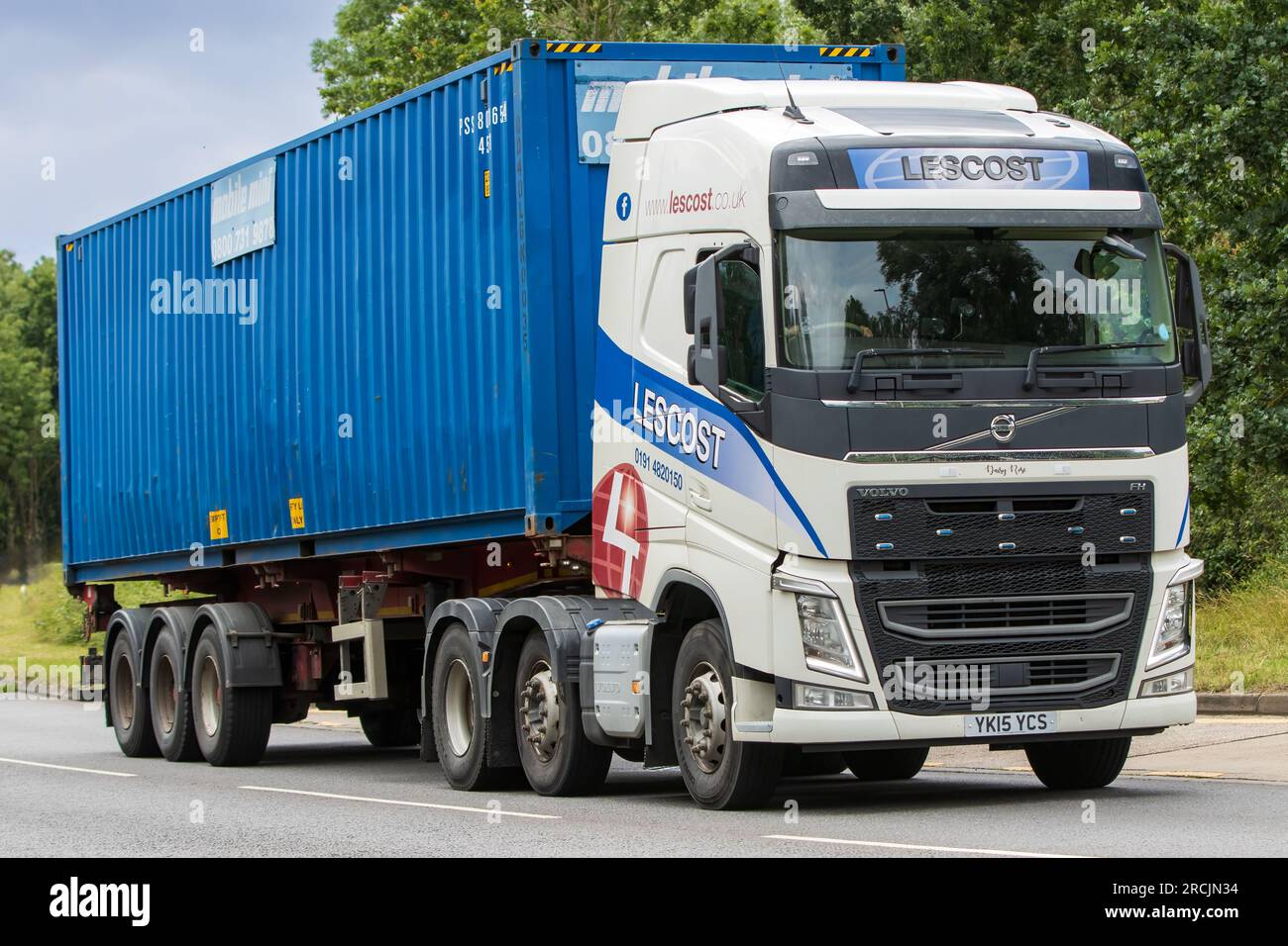 Milton Keynes, Regno Unito - 13 luglio 2023: 2015 camion volvo a 3 ASSALI + 3 ASSALI ARTIC Lecost su una strada inglese. Foto Stock
