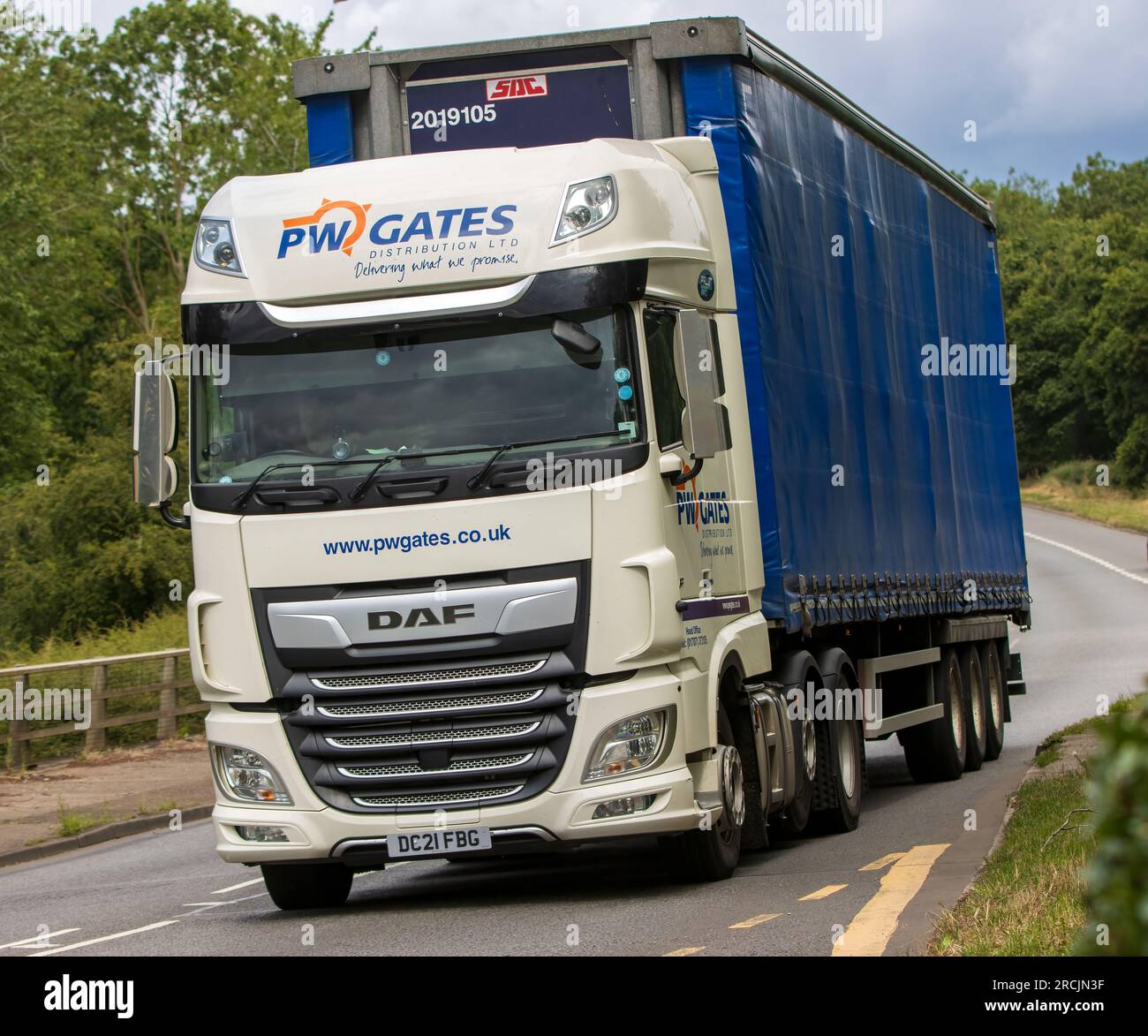 Milton Keynes, Regno Unito - 13 luglio 2023: 2021 P W Gates DAF Truck Driving on an English Road. Foto Stock