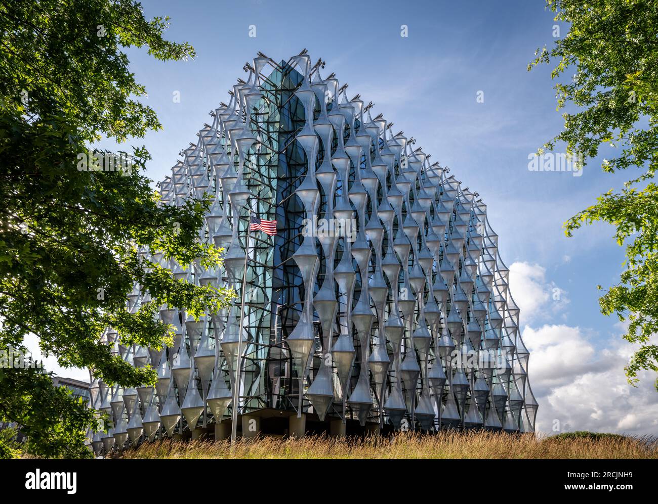 Nine Elms, Londra, Regno Unito: Ambasciata degli Stati Uniti d'America a Londra con bandiera statunitense. L'ambasciata degli Stati Uniti si trova a Nine Elms. Foto Stock