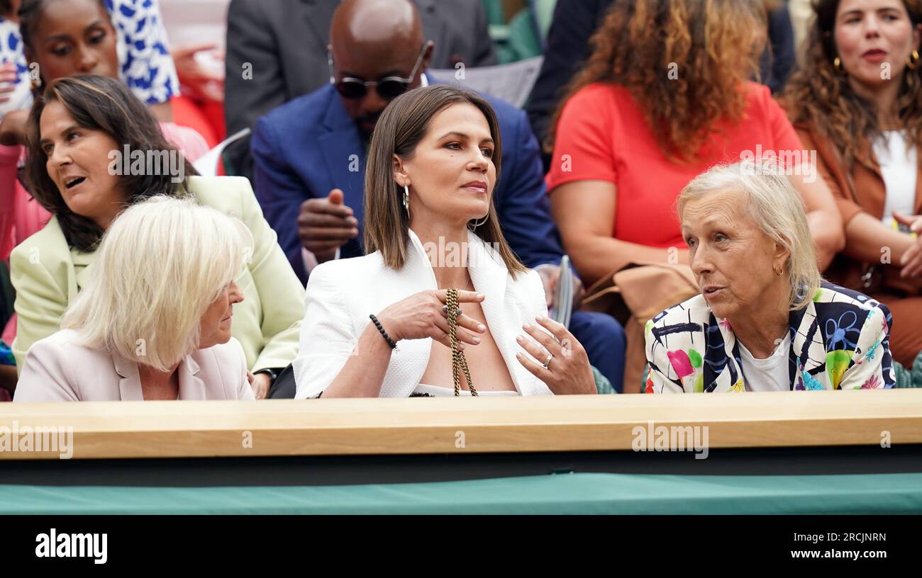 Sue Barker (a sinistra), Julia Lemigova (al centro) e Martina Navrátilová nel palco reale e nel palco reale il 13° giorno dei Campionati di Wimbledon 2023 all'All England Lawn Tennis and Croquet Club di Wimbledon. Data foto: Sabato 15 luglio 2023. Foto Stock