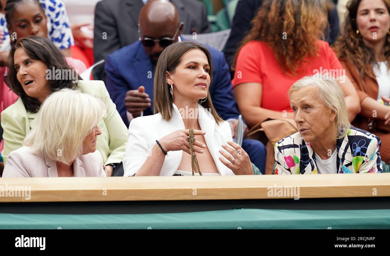 Sue Barker (a sinistra), Julia Lemigova (al centro) e Martina Navrátilová nel palco reale e nel palco reale il 13° giorno dei Campionati di Wimbledon 2023 all'All England Lawn Tennis and Croquet Club di Wimbledon. Data foto: Sabato 15 luglio 2023. Foto Stock