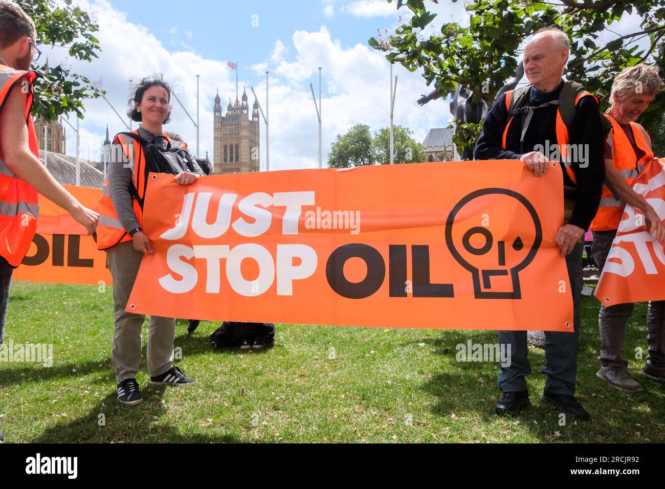 Parliament Square, Londra, Regno Unito. 15 luglio 2023. I membri della Just Stop Oil protestano in Piazza del Parlamento. Crediti: Matthew Chattle/Alamy Live News Foto Stock