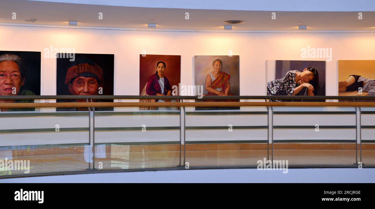 Una vista interna del Bangkok Art and Culture Centre, un centro d'arte contemporanea a Bangkok, Thailandia. Arte, musica, teatro, cinema, design ed eventi culturali ed educativi si svolgono nei suoi spazi espositivi e di spettacolo. Il centro comprende caffetterie, gallerie d'arte commerciali, librerie, negozi di artigianato e una biblioteca d'arte. Il 14 luglio, in serata, una protesta dei sostenitori del Move Forward Party (MFP) ha avuto luogo all'esterno. Il 13 luglio Pita Limjaroenrat ha perso il voto in Parlamento per diventare primo ministro, nonostante il suo partito abbia vinto il maggior numero di voti nelle ultime elezioni. Foto Stock