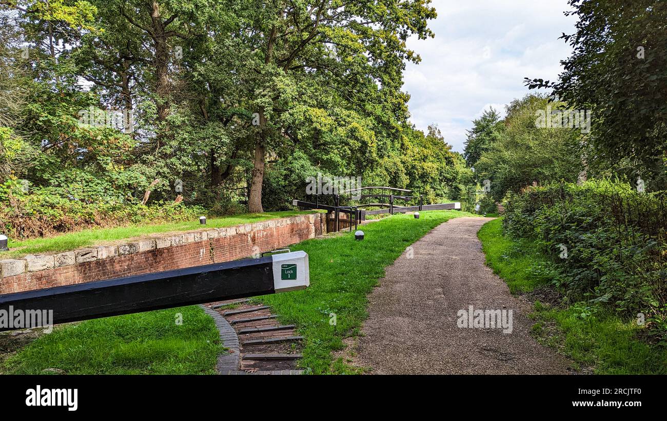 Wey Navigation e Basingstoke Canal l'intero percorso blocca la pista ciclabile delle barche dei canali Foto Stock