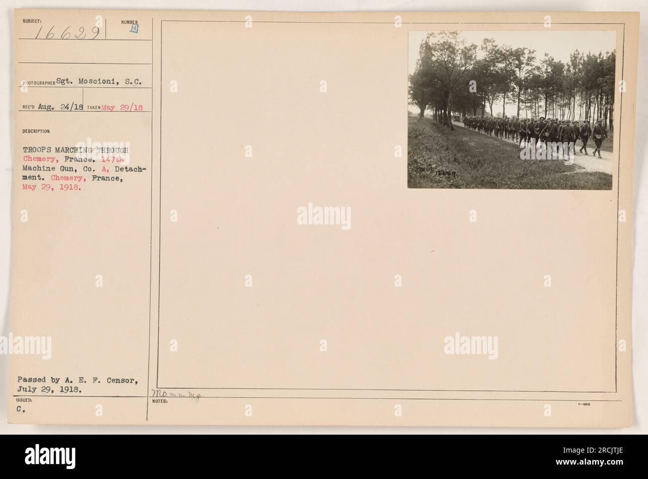 Le truppe del 147° distaccamento di mitragliatrici marciano attraverso Chémery, in Francia, il 29 maggio 1918. La foto è stata scattata dal fotografo Sgt. Moscioni e ha ricevuto il numero RECO 16629. E' stato approvato dall'A.E.P. Censor il 29 luglio 1918. Foto Stock