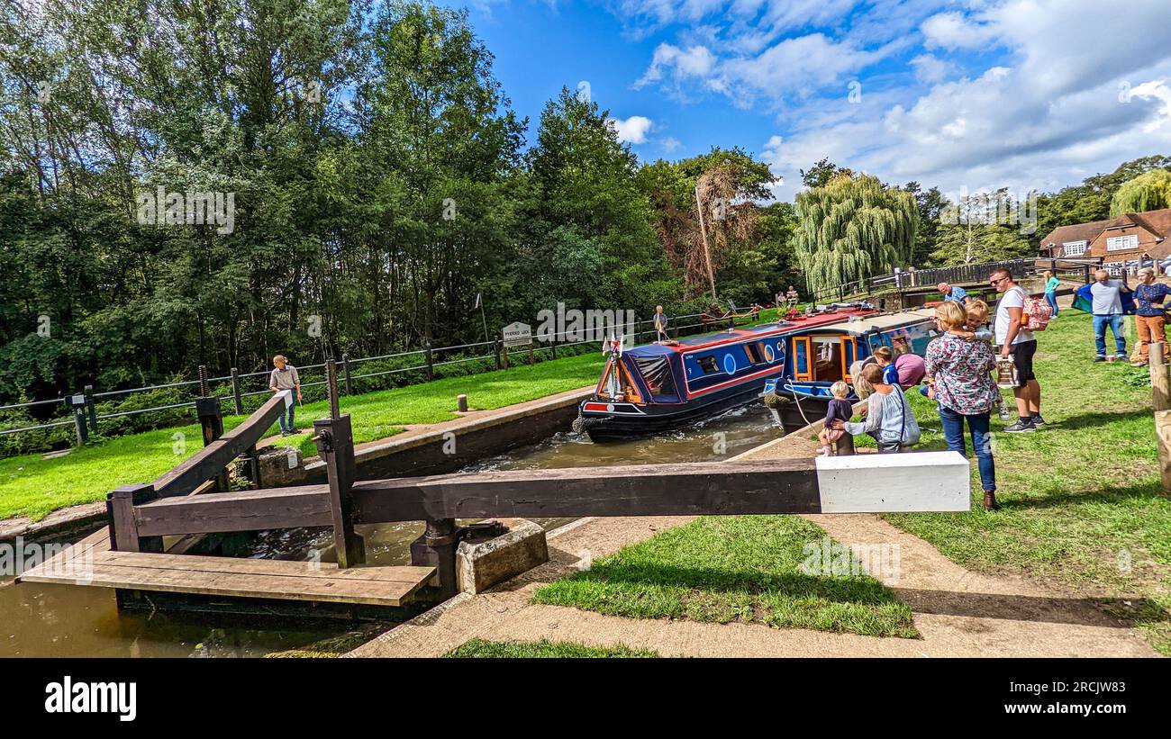 Wey Navigation e Basingstoke Canal l'intero percorso blocca la pista ciclabile delle barche dei canali Foto Stock