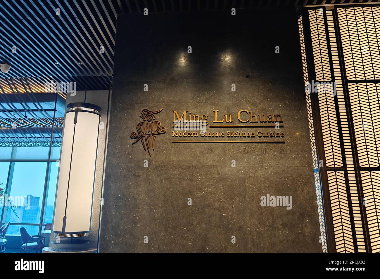 SHANGHAI, CINA - 15 LUGLIO 2023 - A Shanghai, Cina, il 15 luglio 2023, viene aperto Un ristorante di lusso. I ristoranti possono affacciarsi sul North Bund e sul Luji Foto Stock