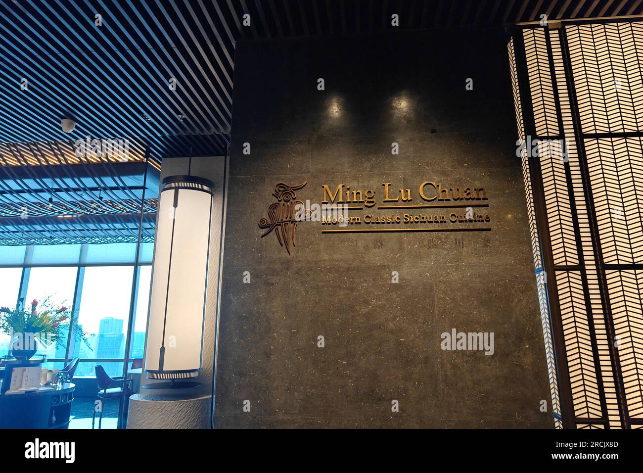 SHANGHAI, CINA - 15 LUGLIO 2023 - A Shanghai, Cina, il 15 luglio 2023, viene aperto Un ristorante di lusso. I ristoranti possono affacciarsi sul North Bund e sul Luji Foto Stock