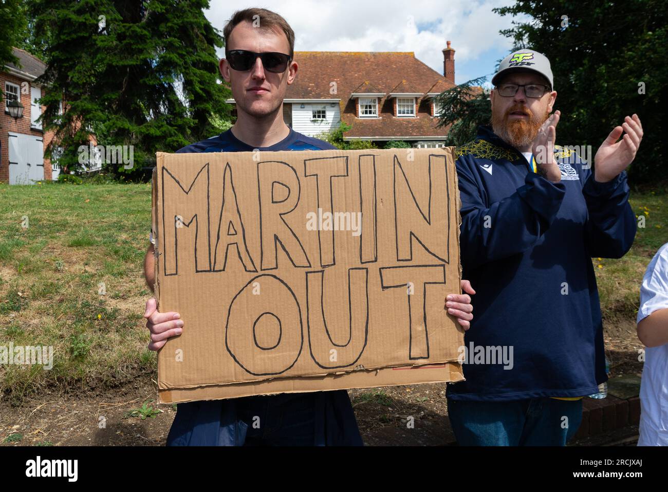 Protesta che si svolge fuori casa di Ron Martin, proprietario del Southend United, club della National League. I tifosi lo incolpano per la cattiva situazione finanziaria dei club Foto Stock