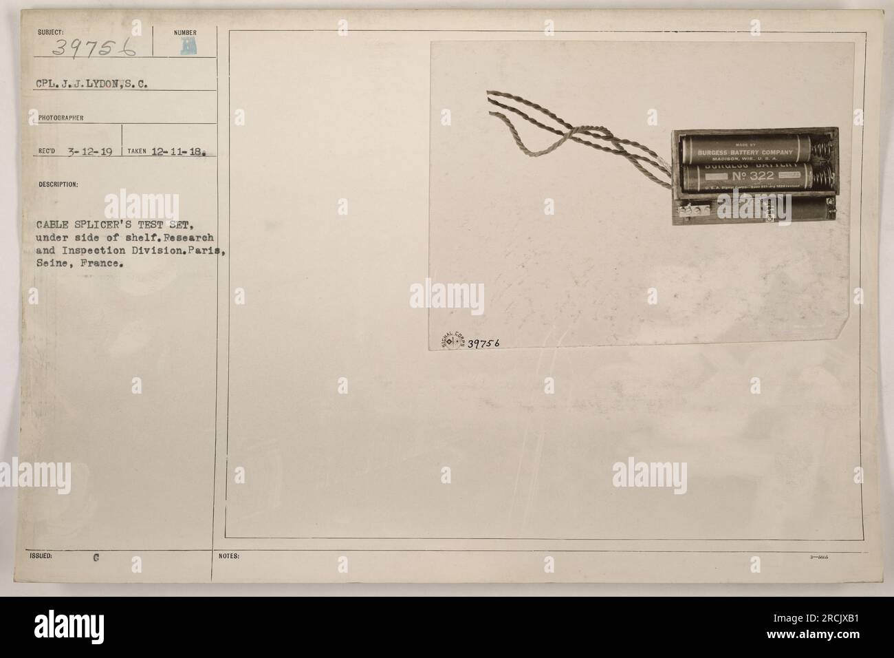 CPL. J.J. Lydon del Signal Corps è raffigurato con un set di test per giunzioni di cavi situato sotto uno scaffale della Research and Inspection Division a Parigi, Senna, Francia. La foto è stata scattata l'11 dicembre 1918 e registrata il 12 marzo 1919. Questo articolo è stato pubblicato dalla Burgess Battery Company NEL 322. Foto Stock