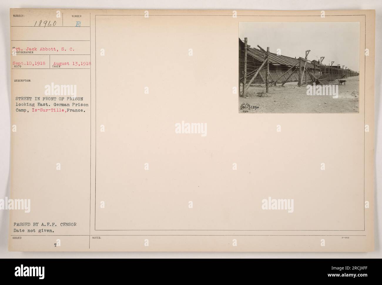 Sergente Jack Abbott in piedi di fronte ad un campo di prigionia tedesco situato a Is-Sur-Tille, Francia durante la prima guerra mondiale La foto, scattata il 13 agosto 1918, mostra e Street che conduce verso la prigione. La foto è stata recensita e approvata dal censore A.F.F. e le note di accompagnamento sono contrassegnate con la designazione 19960. Foto Stock