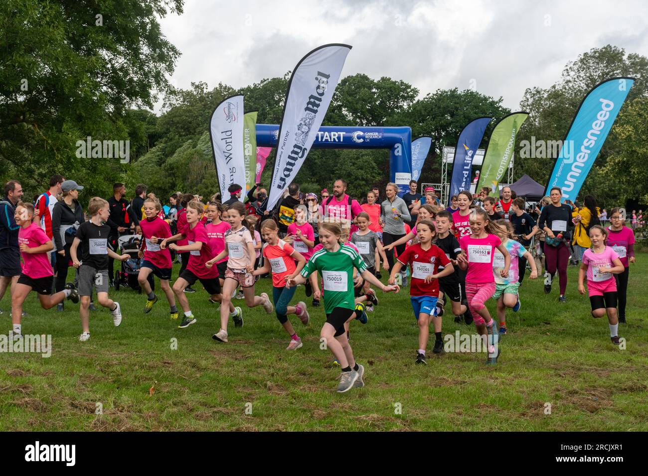 15 luglio 2023. L'evento Reading Pretty Muddy Race for Life si è svolto a Prospect Park, Reading, Berkshire, Inghilterra, nel fine settimana, con corse ad ostacoli per bambini e adulti. L'evento benefico raccoglie fondi per la ricerca sul cancro nel Regno Unito. Foto Stock 15 luglio 2023. L'evento Reading Pretty Muddy Race for Life si è svolto a Prospect Park, Reading, Berkshire, Inghilterra, nel fine settimana, con corse ad ostacoli per bambini e adulti. L'evento benefico raccoglie fondi per la ricerca sul cancro nel Regno Unito. Foto Stock