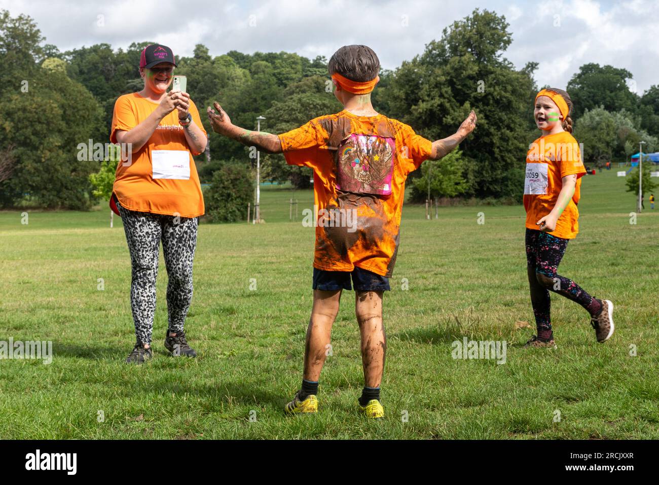 15 luglio 2023. L'evento Reading Pretty Muddy Race for Life si è svolto a Prospect Park, Reading, Berkshire, Inghilterra, nel fine settimana, con corse ad ostacoli per bambini e adulti. L'evento benefico raccoglie fondi per la ricerca sul cancro nel Regno Unito. Foto Stock 15 luglio 2023. L'evento Reading Pretty Muddy Race for Life si è svolto a Prospect Park, Reading, Berkshire, Inghilterra, nel fine settimana, con corse ad ostacoli per bambini e adulti. L'evento benefico raccoglie fondi per la ricerca sul cancro nel Regno Unito. Foto Stock