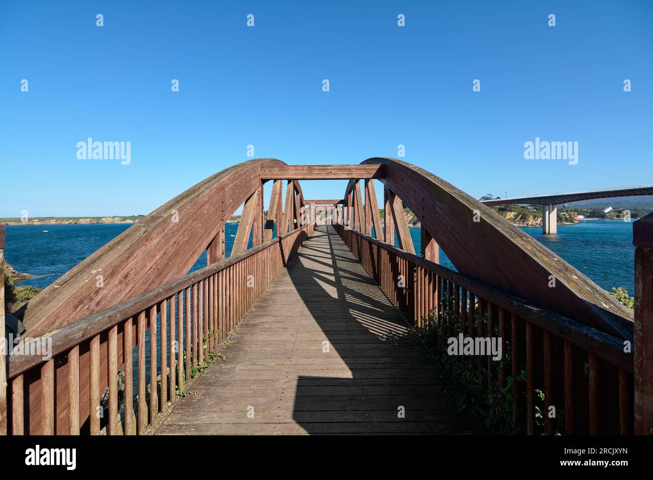 Ponte di legno con archi e colore marrone, con un punto panoramico in fondo alle acque dell'estuario del Ribadeo Lugo. Spagna Foto Stock