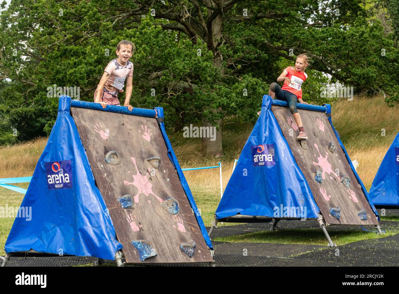 15 luglio 2023. L'evento Reading Pretty Muddy Race for Life si è svolto a Prospect Park, Reading, Berkshire, Inghilterra, nel fine settimana, con corse ad ostacoli per bambini e adulti. L'evento benefico raccoglie fondi per la ricerca sul cancro nel Regno Unito. Foto Stock 15 luglio 2023. L'evento Reading Pretty Muddy Race for Life si è svolto a Prospect Park, Reading, Berkshire, Inghilterra, nel fine settimana, con corse ad ostacoli per bambini e adulti. L'evento benefico raccoglie fondi per la ricerca sul cancro nel Regno Unito. Foto Stock