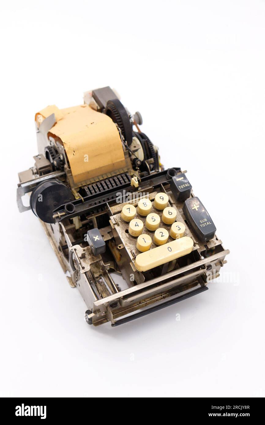 calcolatrice vintage che aggiunge una macchina senza custodia su sfondo bianco da studio Foto Stock