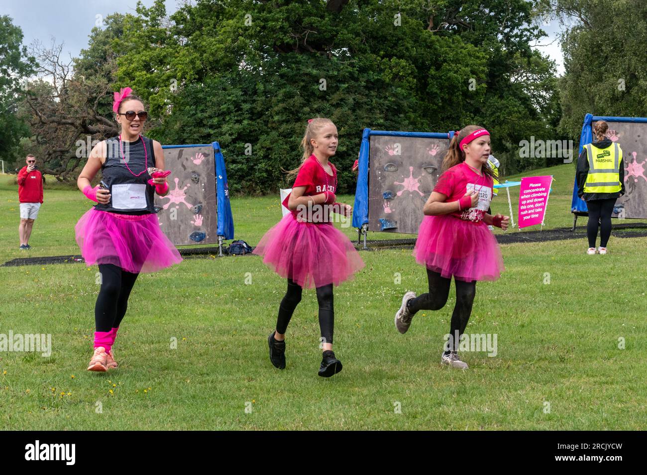 15 luglio 2023. L'evento Reading Pretty Muddy Race for Life si è svolto a Prospect Park, Reading, Berkshire, Inghilterra, nel fine settimana, con corse ad ostacoli per bambini e adulti. L'evento benefico raccoglie fondi per la ricerca sul cancro nel Regno Unito. Foto Stock 15 luglio 2023. L'evento Reading Pretty Muddy Race for Life si è svolto a Prospect Park, Reading, Berkshire, Inghilterra, nel fine settimana, con corse ad ostacoli per bambini e adulti. L'evento benefico raccoglie fondi per la ricerca sul cancro nel Regno Unito. Foto Stock