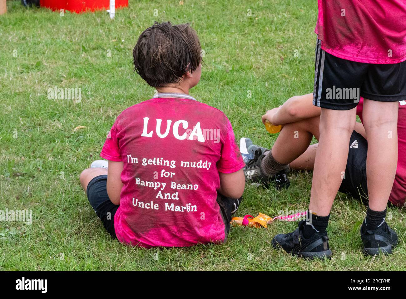 15 luglio 2023. L'evento Reading Pretty Muddy Race for Life si è svolto a Prospect Park, Reading, Berkshire, Inghilterra, nel fine settimana, con corse ad ostacoli per bambini e adulti. L'evento benefico raccoglie fondi per la ricerca sul cancro nel Regno Unito. Foto Stock 15 luglio 2023. L'evento Reading Pretty Muddy Race for Life si è svolto a Prospect Park, Reading, Berkshire, Inghilterra, nel fine settimana, con corse ad ostacoli per bambini e adulti. L'evento benefico raccoglie fondi per la ricerca sul cancro nel Regno Unito. Foto Stock