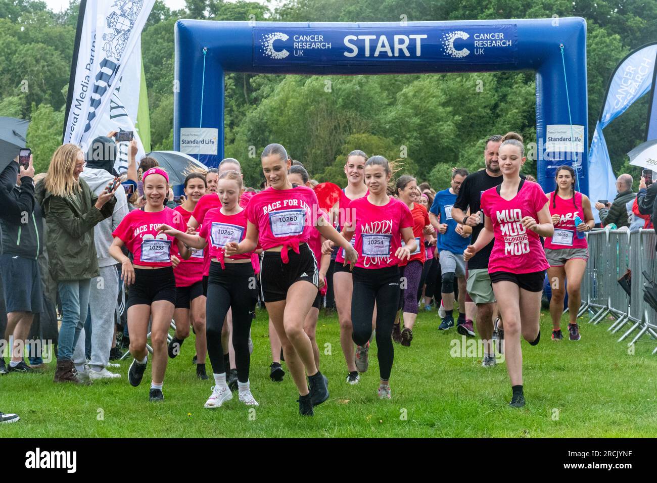 15 luglio 2023. L'evento Reading Pretty Muddy Race for Life si è svolto a Prospect Park, Reading, Berkshire, Inghilterra, nel fine settimana, con corse ad ostacoli per bambini e adulti. L'evento benefico raccoglie fondi per la ricerca sul cancro nel Regno Unito. Foto Stock 15 luglio 2023. L'evento Reading Pretty Muddy Race for Life si è svolto a Prospect Park, Reading, Berkshire, Inghilterra, nel fine settimana, con corse ad ostacoli per bambini e adulti. L'evento benefico raccoglie fondi per la ricerca sul cancro nel Regno Unito. Foto Stock