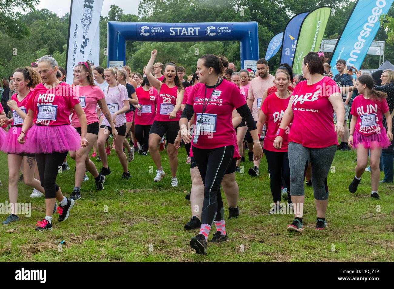 15 luglio 2023. L'evento Reading Pretty Muddy Race for Life si è svolto a Prospect Park, Reading, Berkshire, Inghilterra, nel fine settimana, con corse ad ostacoli per bambini e adulti. L'evento benefico raccoglie fondi per la ricerca sul cancro nel Regno Unito. Foto Stock