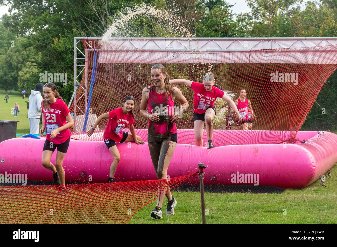 15 luglio 2023. L'evento Reading Pretty Muddy Race for Life si è svolto a Prospect Park, Reading, Berkshire, Inghilterra, nel fine settimana, con corse ad ostacoli per bambini e adulti. L'evento benefico raccoglie fondi per la ricerca sul cancro nel Regno Unito. Foto Stock 15 luglio 2023. L'evento Reading Pretty Muddy Race for Life si è svolto a Prospect Park, Reading, Berkshire, Inghilterra, nel fine settimana, con corse ad ostacoli per bambini e adulti. L'evento benefico raccoglie fondi per la ricerca sul cancro nel Regno Unito. Foto Stock